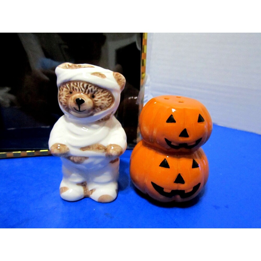 NEW Halloween Bear Pumpkins Salt & Pepper Shaker Decor By Haunted Halloween